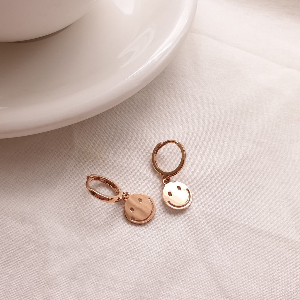 Smile huggie one touch earrings