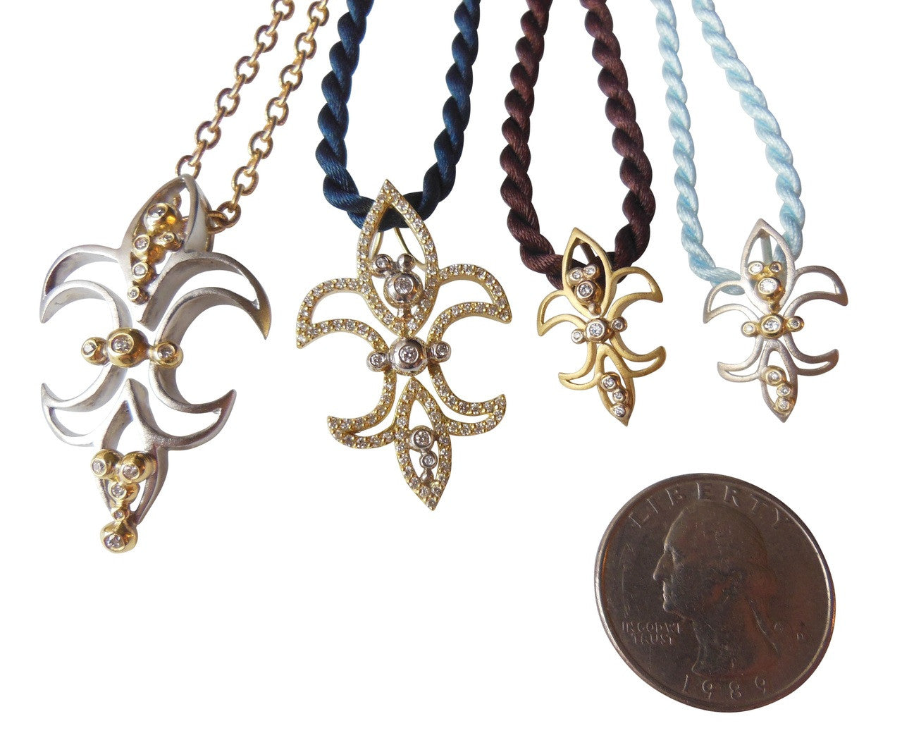 Fleur de Lis Pendant / Necklace, 18K Gold with diamonds.