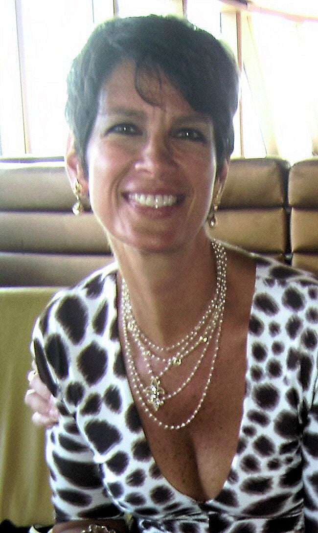 Fleur de Lis Pendant / Necklace, 18K Gold with diamonds.