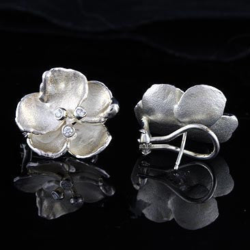 Metal Petals- Pansy Earring-Large-18k Gold & Diamonds